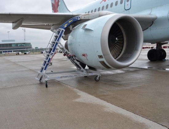 Engine access stand for 737 at Air Canada