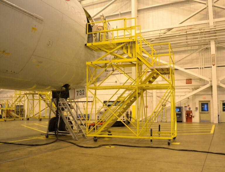 img-LFP-Fixed-Height-Aircraft-Access-Stand-02