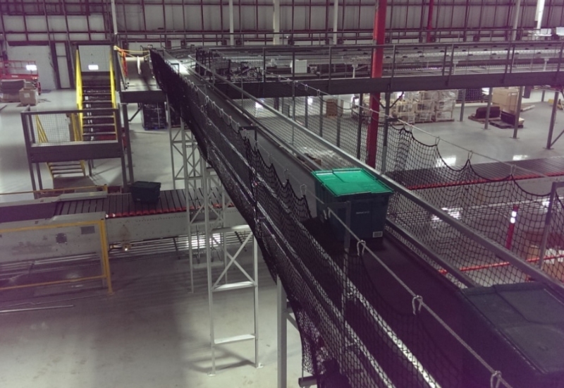 Conveyor netting on an overhead conveyor